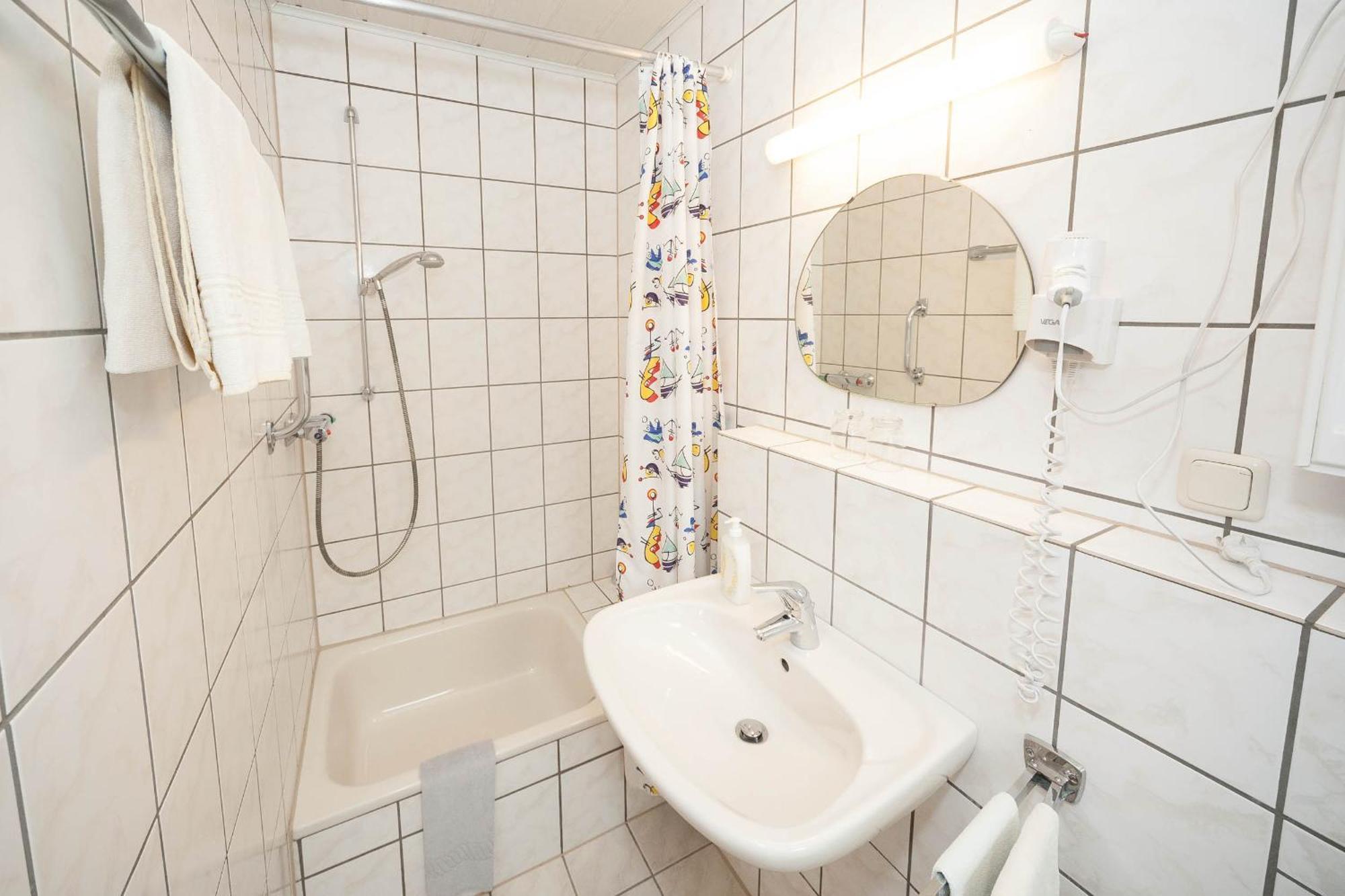 Hirschen-Schuster Apartman Mesenich Szoba fotó